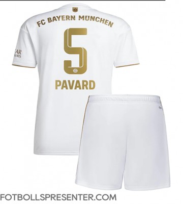 Bayern Munich Benjamin Pavard #5 Bortatröja Barn 2022-23 Kortärmad (+ korta byxor)